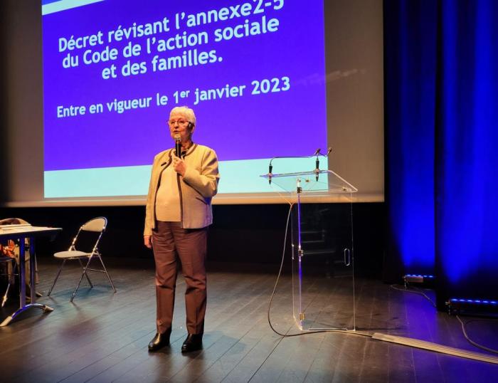"Cette photo montre l'intervenante de la journée, madame Roselyne Touroude, lors de sa présentation."