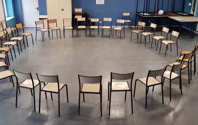 Une vingtaine de chaises forme un cercle pour faciliter le dialogue et l'unité