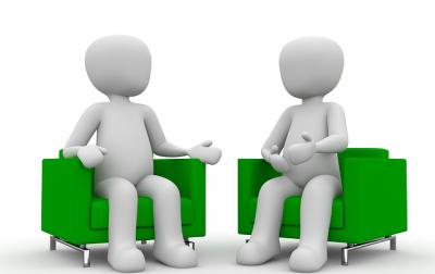 Deux personnages assis qui discutent