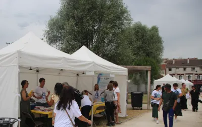 Au forum de la santé mentale à Argenteuil, dans le parc des Berges, l'Unafam tient son stand à côté de ceux des professionnels