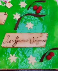 Les Gémois vosgiens inscrit sur un gâteau